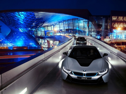 BMW выводит на рынок автомобиль с лазерными фарами