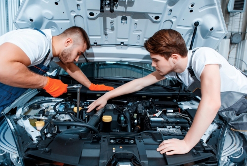 Ремонт автомобилей: как выбрать хорошего механика и сэкономить на ремонте
