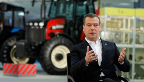 Медведев дал распоряжения об улучшении дорог в РФ